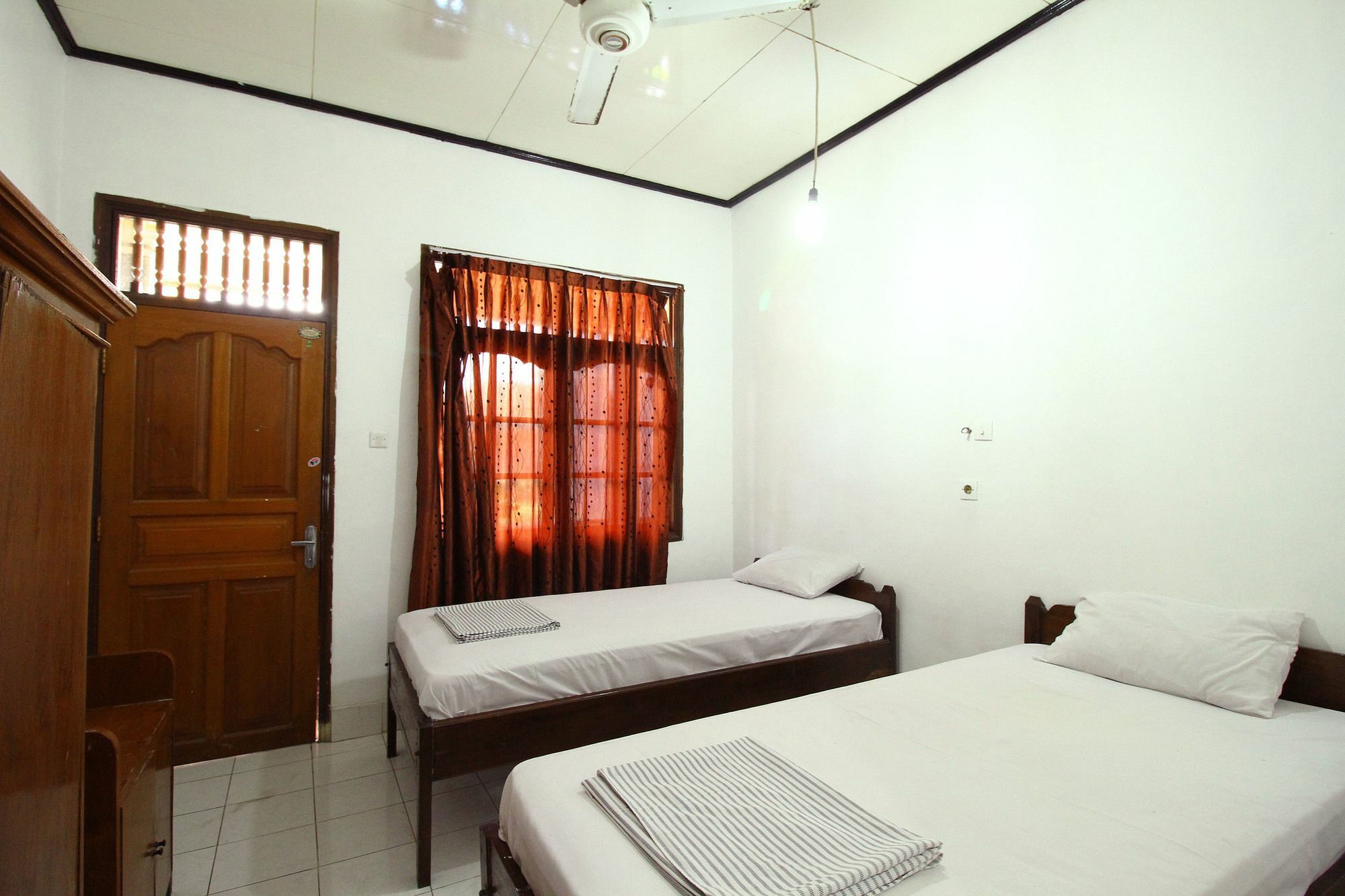Dua Dara Inn Kuta Легіан Екстер'єр фото